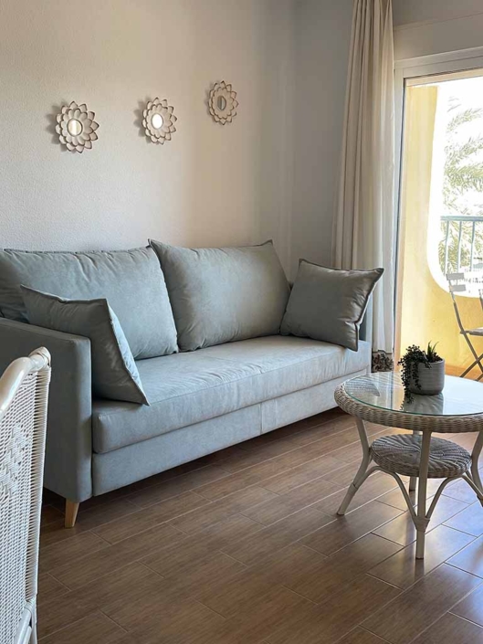 sofa mesa auxiliar blanca salon balcon